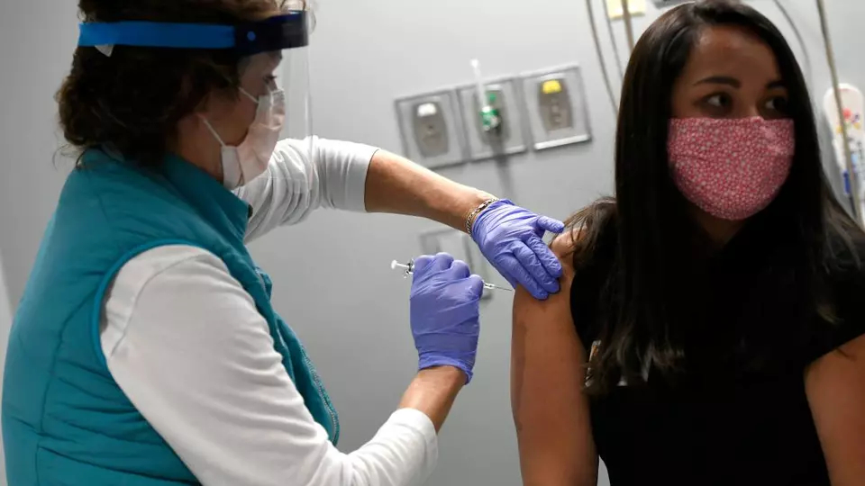 Illinois, Chicago to Administer First Coronavirus Vaccines Tuesday